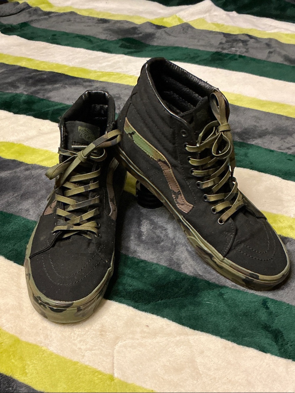 Vans Men Black High-Top Sneakers with Olive Camouflage Trim Size 11